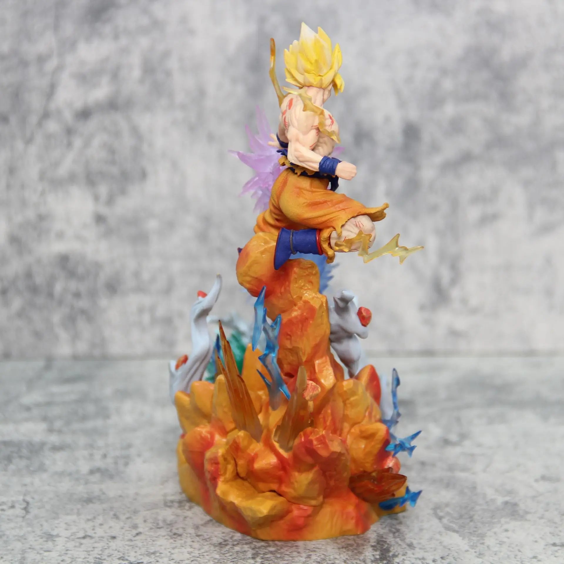 Super Saiyan Goku vs Frieza LED Battle Diorama Figure – 25cm