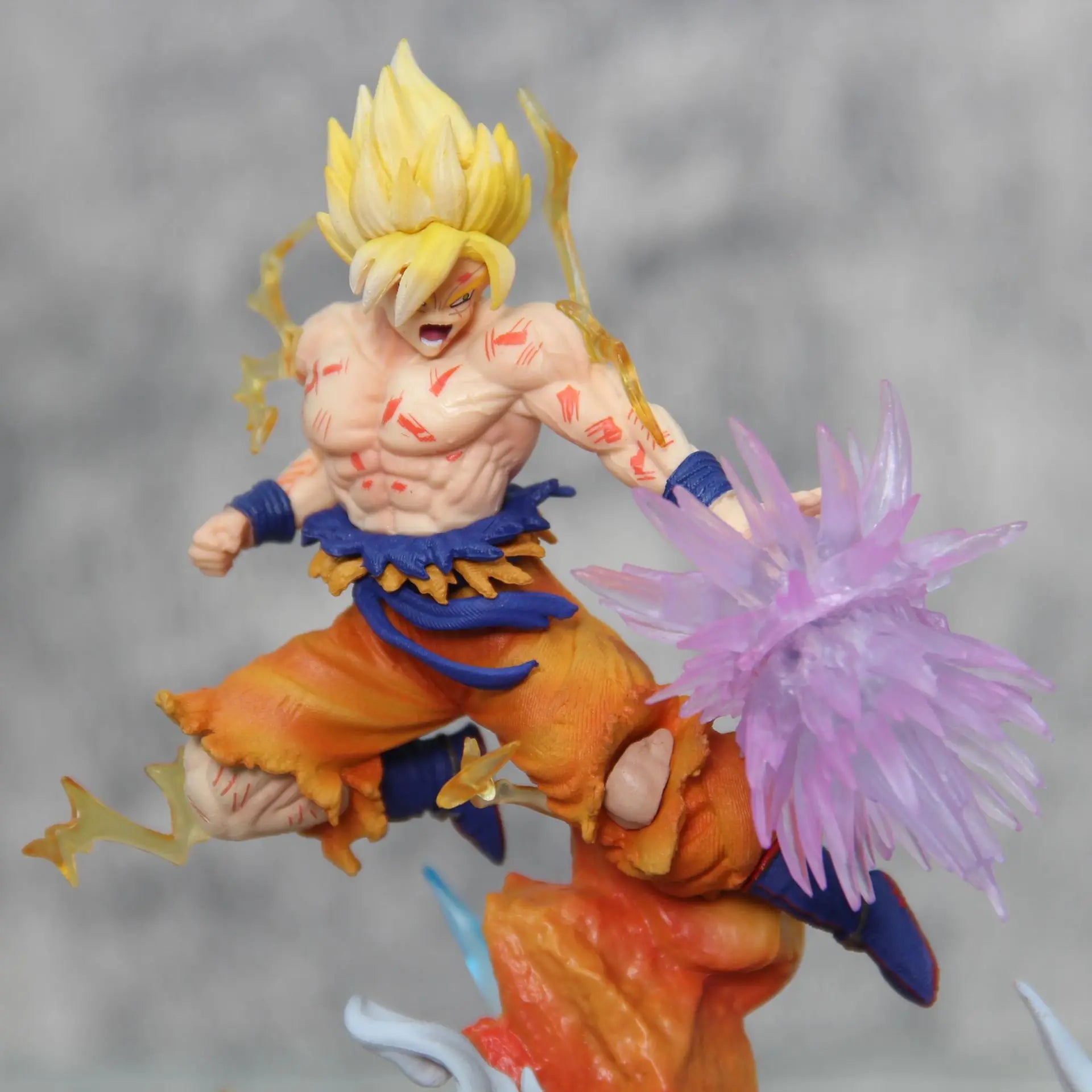 Super Saiyan Goku vs Frieza LED Battle Diorama Figure – 25cm